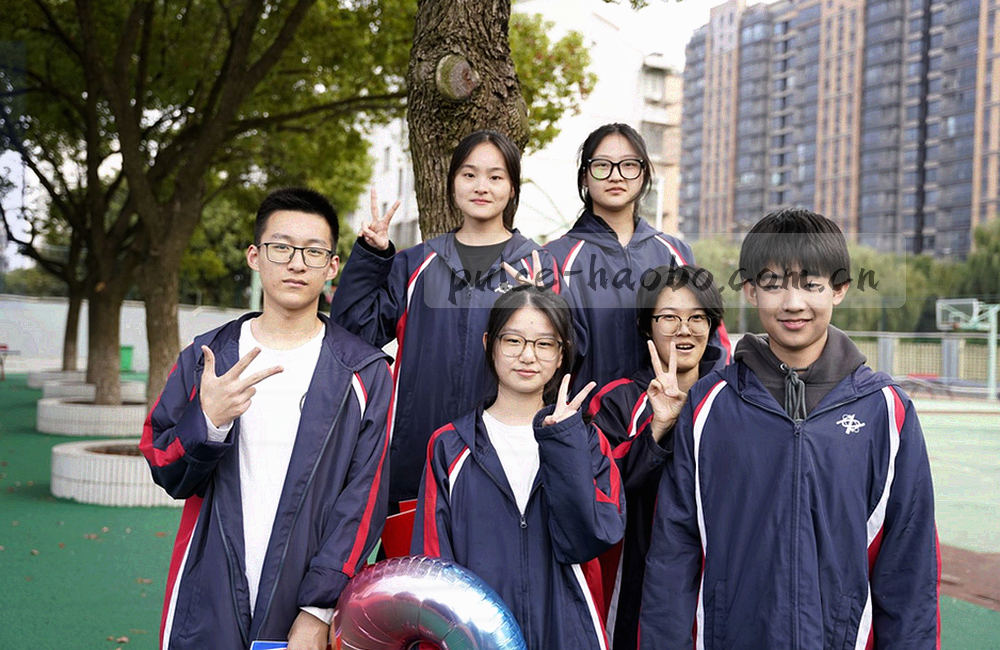 桌面索引卡片与标记线稿，冷光从侧面照入，画面无人物出现