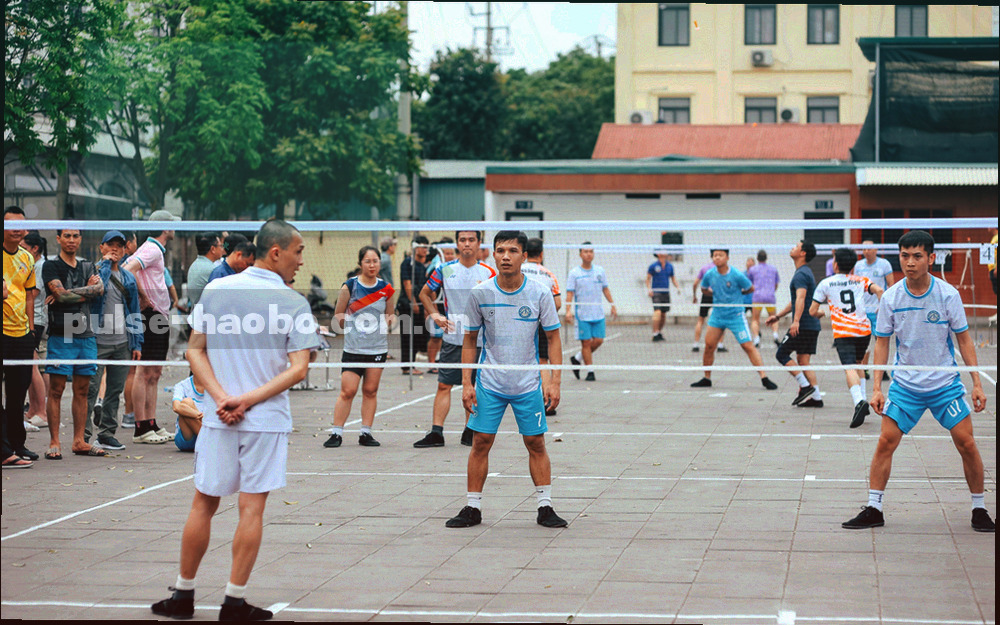 球场中线附近俯拍，草纹与白线构成重复的节奏感，画面带轻微扫描线